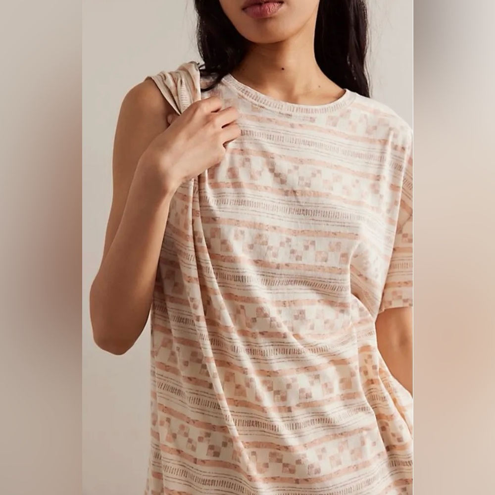 NWOT Printed Nina Tee